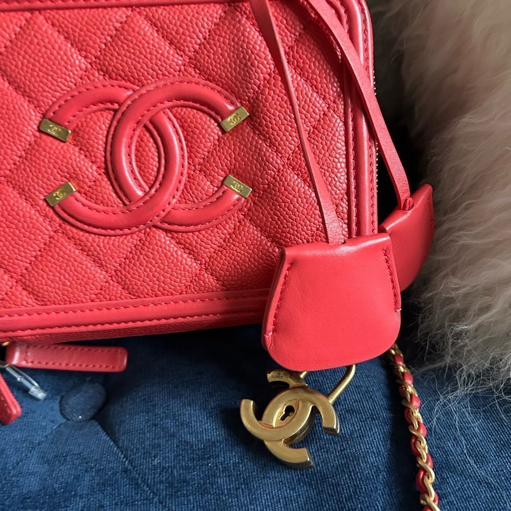 CHANEL Small Filigree Vanity Case Crossbody Bag - Picture 4 of 9